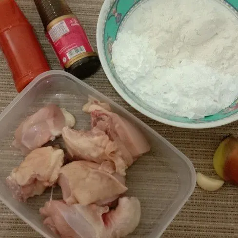 Siapkan bahan, cuci bersih ayam kemudian sisihkan.