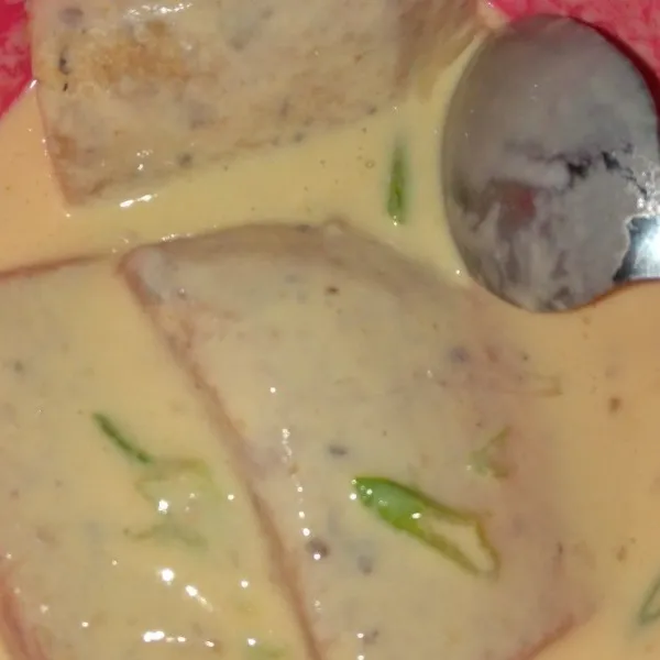 Celupkan gembus ke dalam adonan.