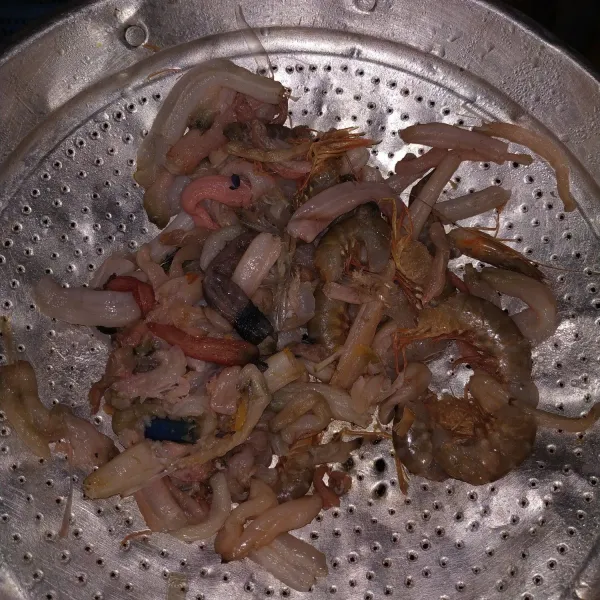 Kupas udang dan cuci udang dengan bersih.