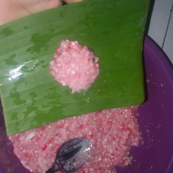 Siapkan daun pisang, ambil 1 sendok makan adonan awug kemudian letakkan diatas daun pisang.