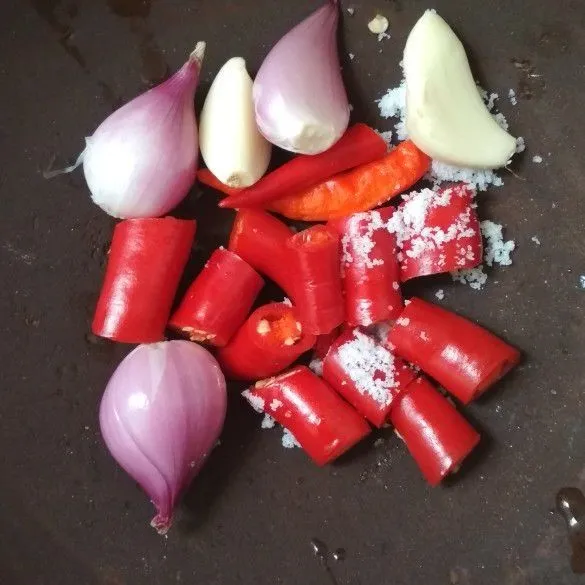 Siapkan bawang merah, bawang putih, cabe merah, cabe rawit, garam.