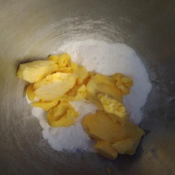 Mixer mentega bersama gula halus selama 5 menit.