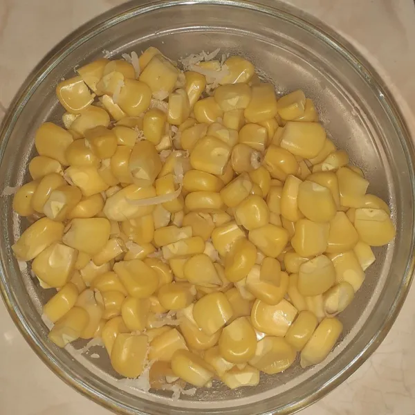 Masukkan jagung ke dalam wadah.