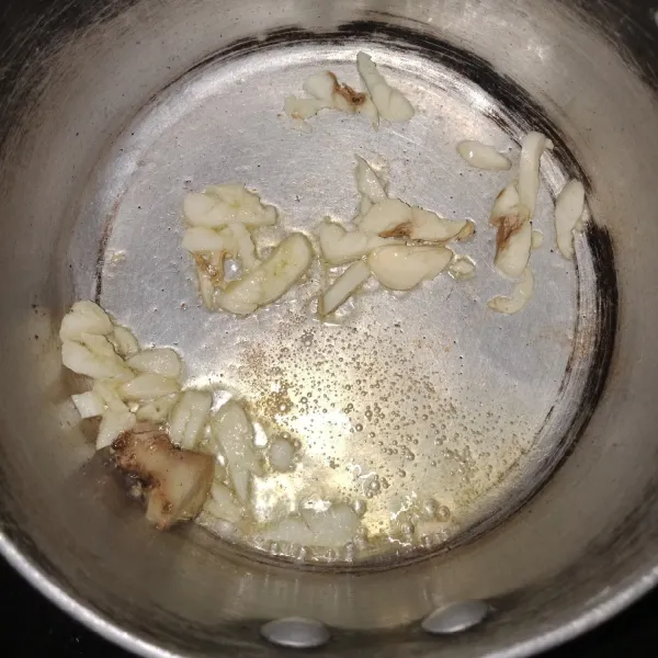 Panaskan minyak, tumis bawang putih dan jahe sampai harum.
