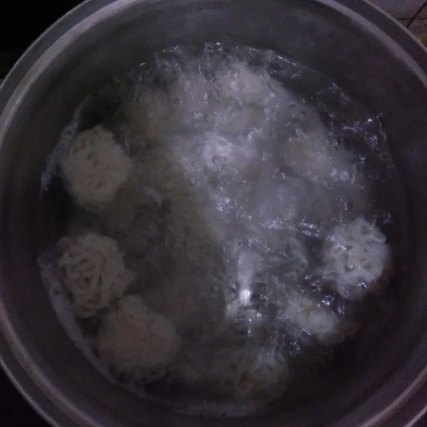 Panaskan air hingga mendidih, lalu masukkan adonan pempek. Jika adonan mengapung, artinya sudah matang, angkat, lalu tiriskan.