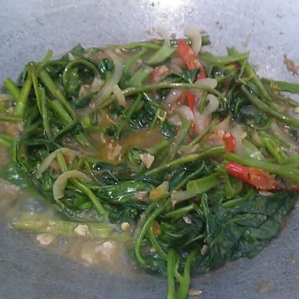 Tambahkan saos tiram, icip rasa. Angkat dan sajikan.