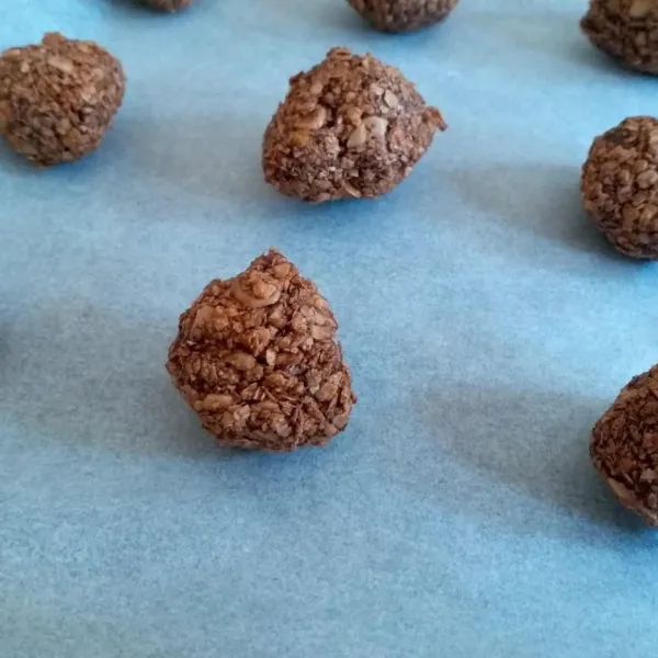 Bentuk bulat bola-bola kecil.