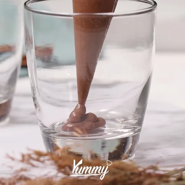 Siapkan gelas tuangkan vla, taburi biskuit dan susu milo. Tuangkan kembali vla taburi biskuit dan kemudian beri topping coklat chips.