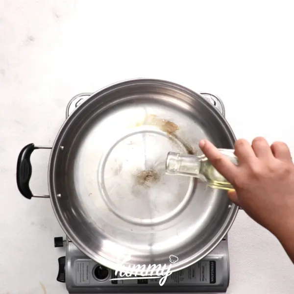 Tumis bawang putih hingga harum kemudian masukan batang bawang pre, lalu masukkan air kemudian masak hingga air panas.
