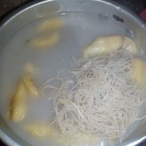 Masukkan 1 bungkus mie bihun, lalu tunggu sampai bihun matang.