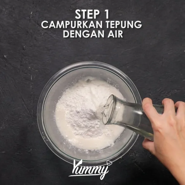 Campurkan tepung instan pisang goreng dengan air. Aduk rata hingga membentuk adonan kental.