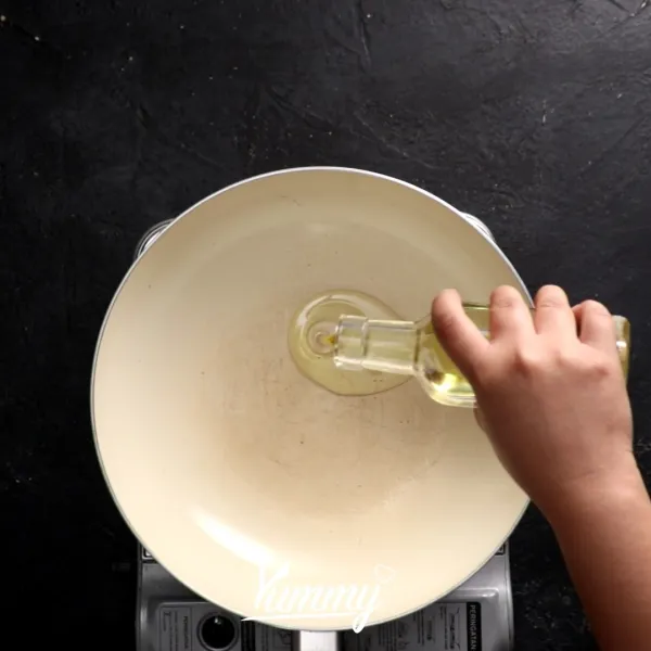 Tumis bawang putih hingga harum, masukkan bumbu dasar merah, lalu masak hingga berubah warna.