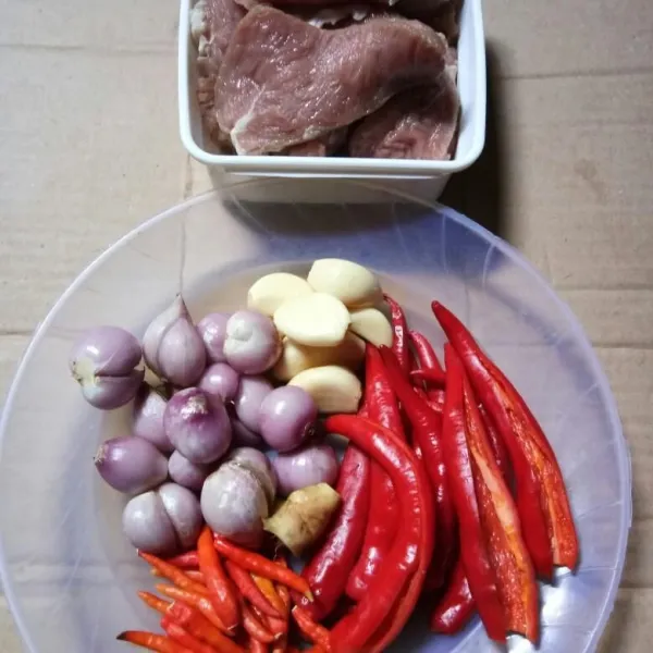Cuci bersih daging sapi, lalu iris-iris sesuai selera. Siapkan juga bumbunya.