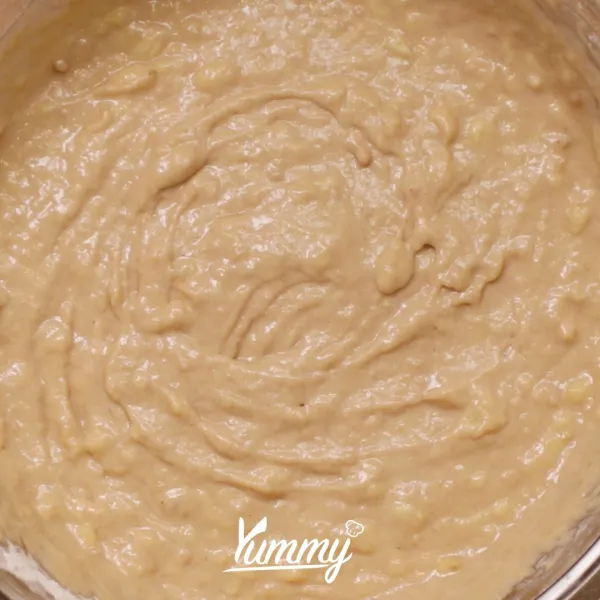 Campurkan tepung terigu, tepung maizena, bubuk cinnamon, baking powder, dan garam. Aduk rata, kemudian tuangkan pada adonan pisang. Aduk hingga rata, jangan terlalu lama diaduk.