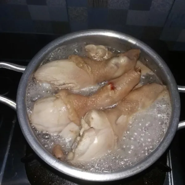Rebus ayam hingga mengeluarkan kaldu.