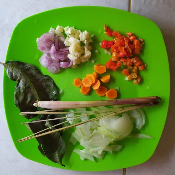 Siapkan bumbu, iris bawang merah, bawang putih, cabe rawit, bawang bombay, dan kunyit. Serta geprek serai dan robek daun salam.