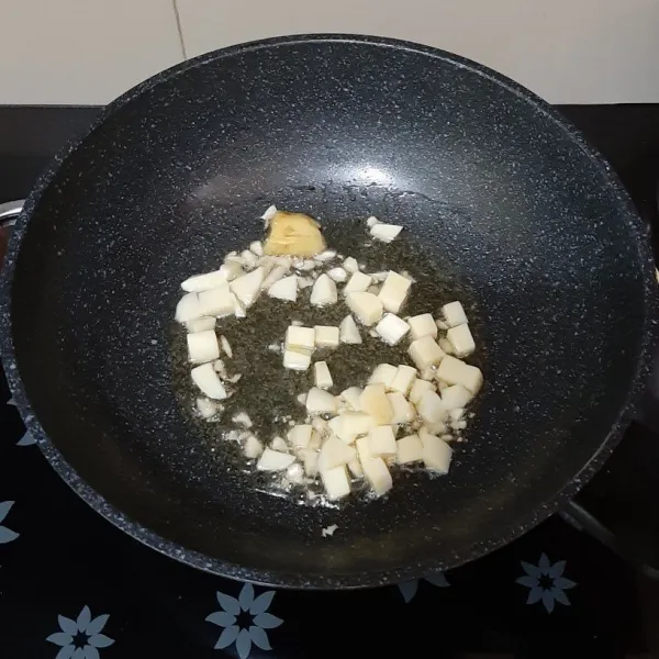 Masukan tahu, goreng sebentar.