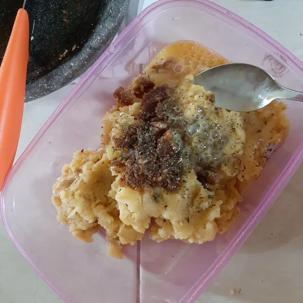 Aduk rata bumbu halus dan kentang yang telah dihaluskan, masukkan 1 butir telur. Aduk rata.