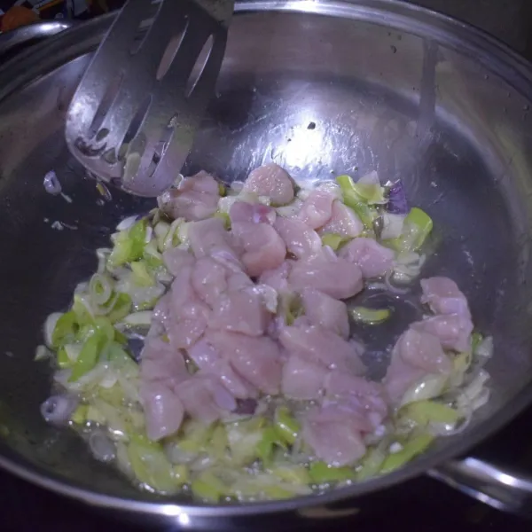 Masukkan potongan daging ayam dan tumis sampai daging ayam matang.
