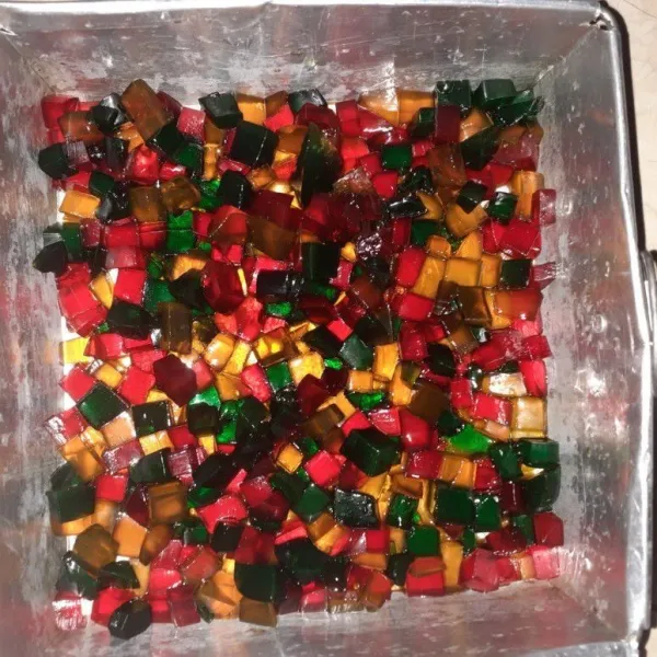 Masukkan potongan puding 3 warna ke dalam cetakan.