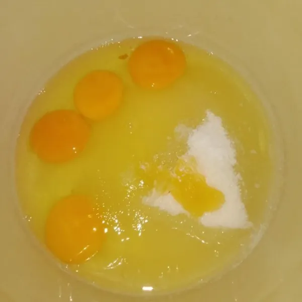 Campurkan telur, gula, SP, dan vanili mixer hingga mengembang dan berjejak.