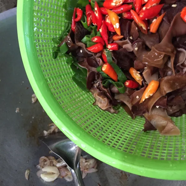 Masukkan jamur kuping, cabe, dan daun bawang.