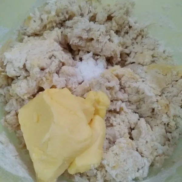 Masukkan margarin dan garam, mixer hingga kalis elastis.