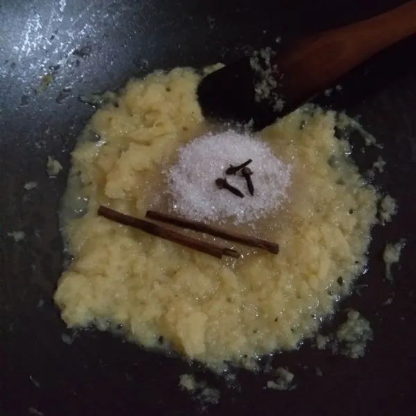 Setelah nanas kesat, tambahkan gula pasir, cengkeh, kayu manis, dan garam.