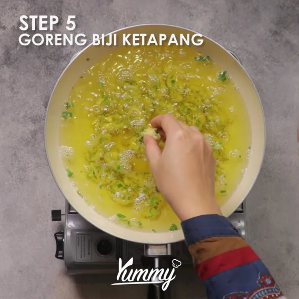 Panaskan minyak, goreng biji ketapang hingga kering dan berwarna kecoklatan. Tiriskan. Biji Ketapang Bawang siap disajikan.