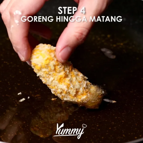Panaskan minyak, goreng dengan api kecil hingga kuning kecoklatan. Tiriskan.