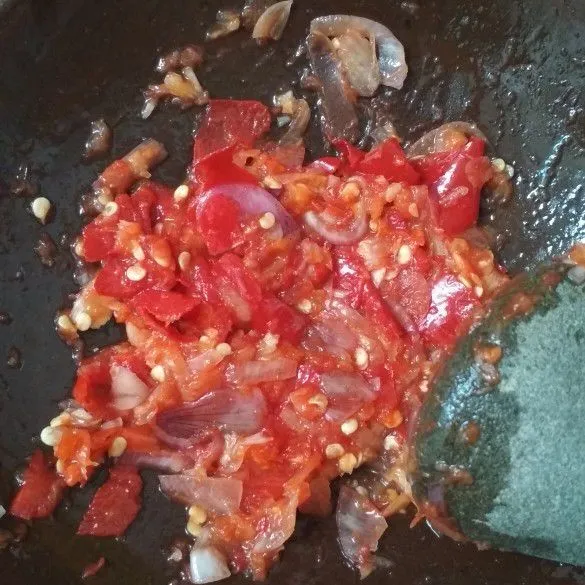 Tumbuk kasar, jika suka pedas tambahnya cabenya.