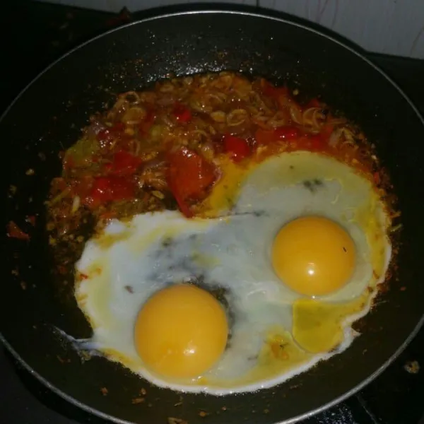 Setelah bumbu matang, masukan telur. Aduk orak arik. Masak sampai telur setengah matang dan menggumpal.