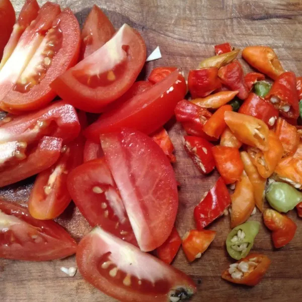 potong-potong cengek dan tomat.