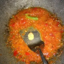 Panaskan wajan, tumis bumbu halus kemudian masukkan daun jeruk dan jahe yang sudah di geprek hingga harum.