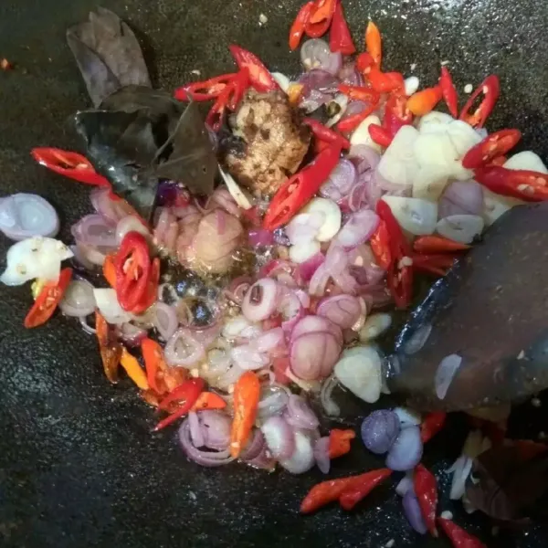 Panaskan wajan lalu beri minyak secukupnya, setelah panas masukkan bumbu, tumis hingga harum.
