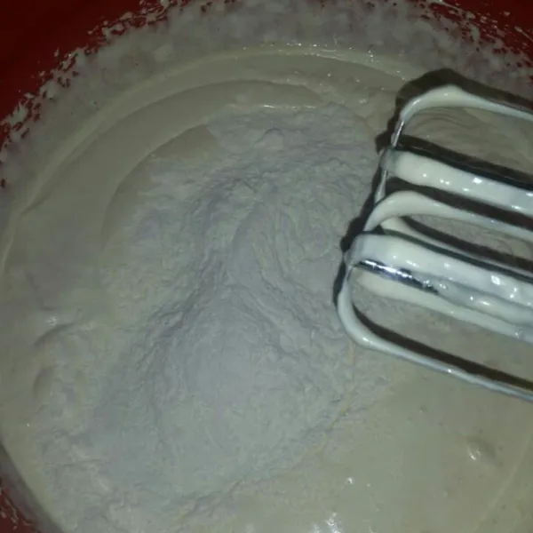 Masukan tepung pada adonan, sambil di ayak, kocok dengan speed rendah, asal tercampur rata.