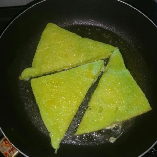 Panggang roti dengan api kecil.