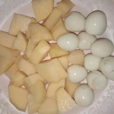 Kupas kentang potong kecil-kecil dan rebus telur puyuh lalu kupas bersih.
