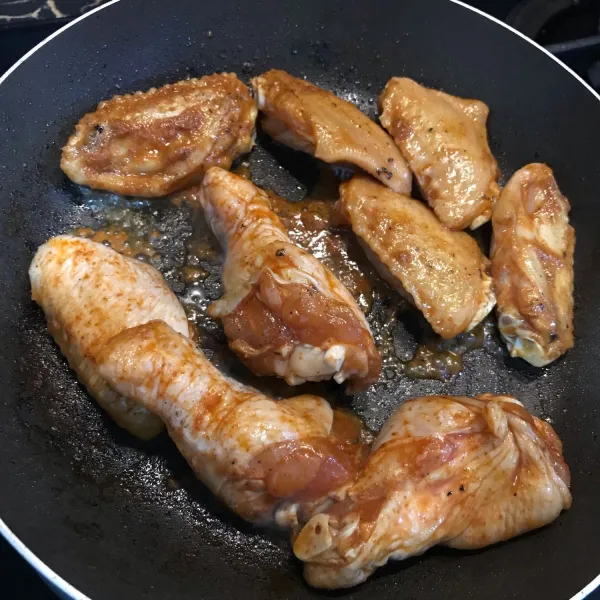Setelah didiamkan, panaskan potongan ayam diatas wajan anti lengket. masak hingga agak kering, angkat dan sisihkan.