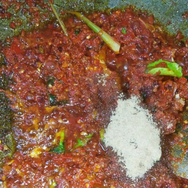 Bumbui dengan kaldu bubuk, aduk merata.