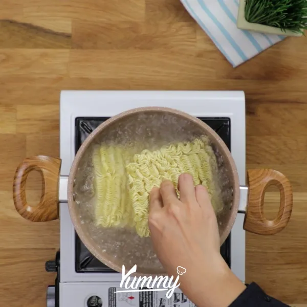 Rebus mie instan hingga ½ matang, tiriskan.