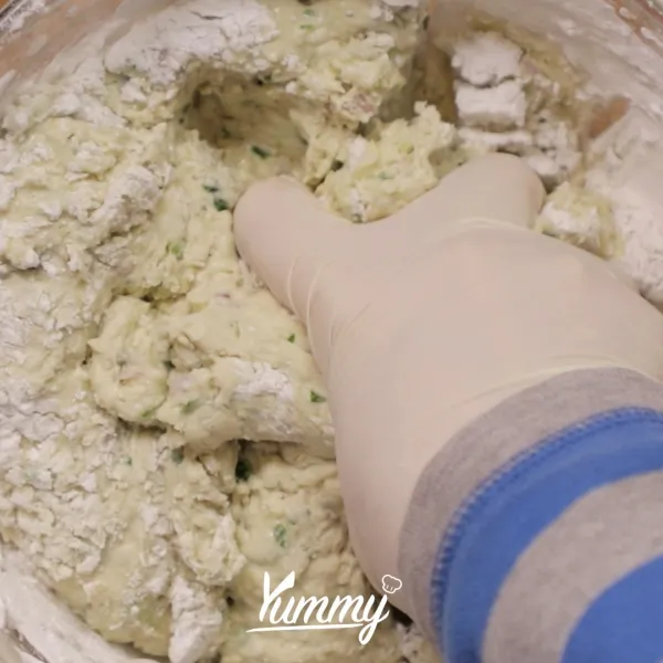 Campurkan adonan udang dengan tepung sagu / tapioka. Uleni hingga adonan kalis.