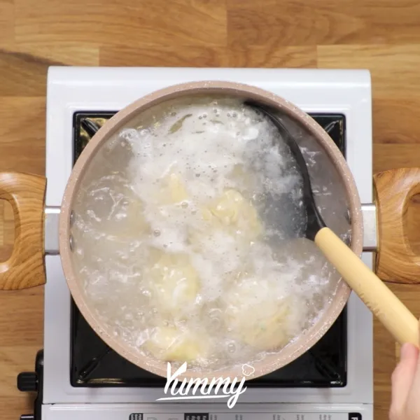 Didihkan air di dalam panci, kemudian masukkan dimsum. Masak hingga dimsum mengambang dan isinya matang sempurna. Tiriskan.