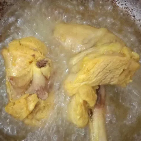 Ambil ayam, dan goreng hingga matang kemudian suwir dan sajikan dengan bahan pelengkap lainnya.