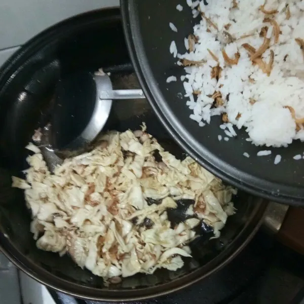 Tuang nasi ke wajan lalu aduk rata. Tunggu hingga matang atau sesuai selera.  Angkat dan sajikan selagi panas.