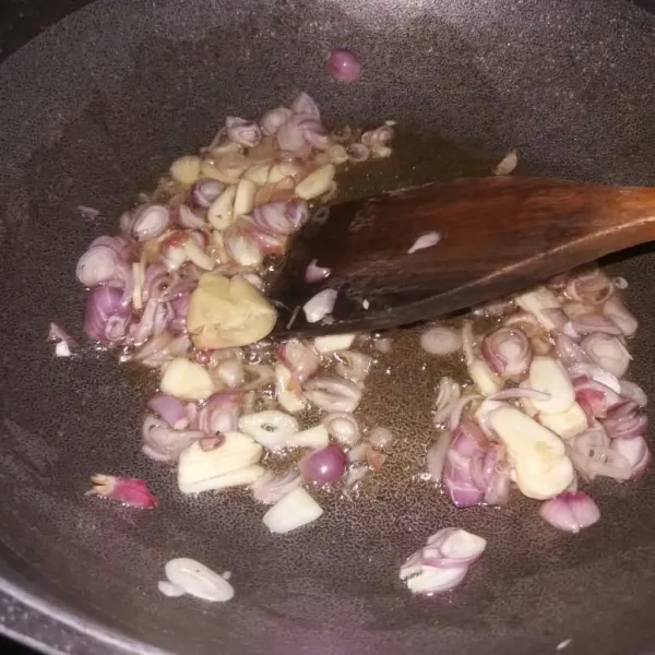 Tumis bawang merah dan bawang putih hingga harum, lalu masukkan jahe.