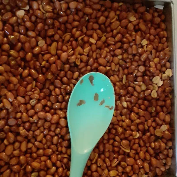 Cuci semua bahan, goreng kacang hingga kemerahan.