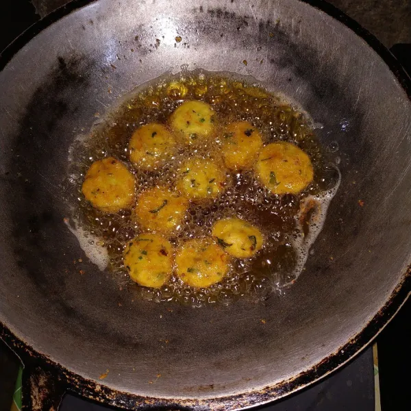 Panaskan minyak lalu masukkan adonan yang sudah di bulirkan putih telur ke dalam wajan tunggu sampai berubah kecoklatan.