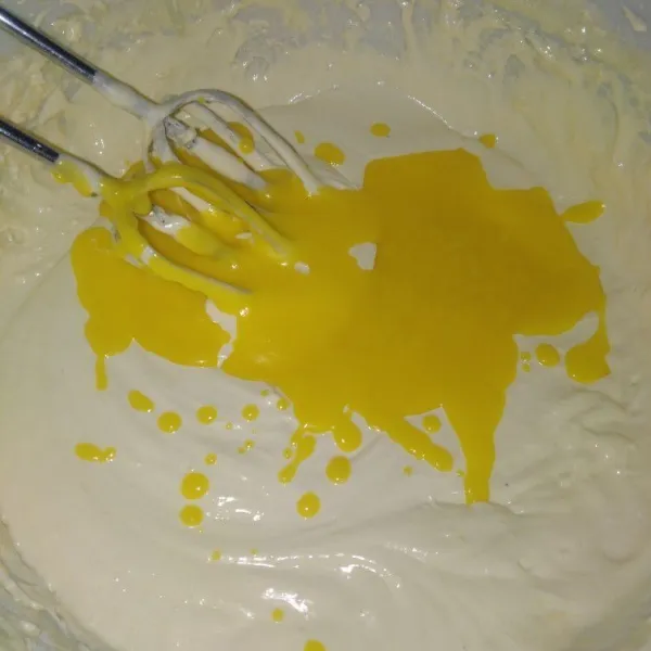 Masukkan margarin, mixer sebentar, matikan mixer lalu aduk adonan dengan spatula. Pastikan tidak ada margarin yang mengendap.
