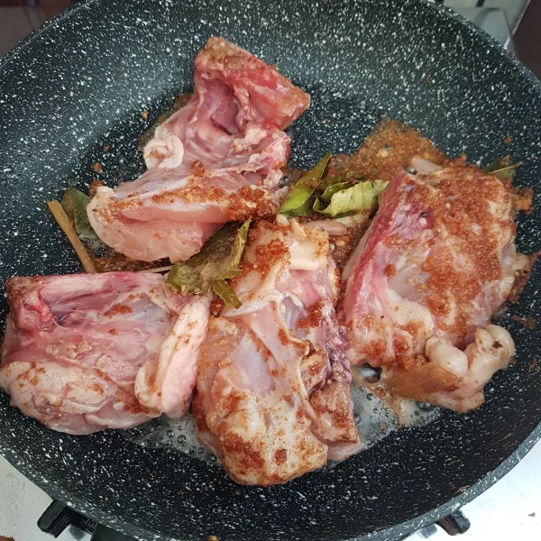 Setelah bumbu matang,masukkan potongan ayam. Aduk rata, masak hingga ayam berubah warna.